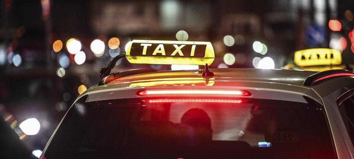 Taxifahrer wehrt sich gegen maskierten Räuber in Rumeln-Kaldenhausen