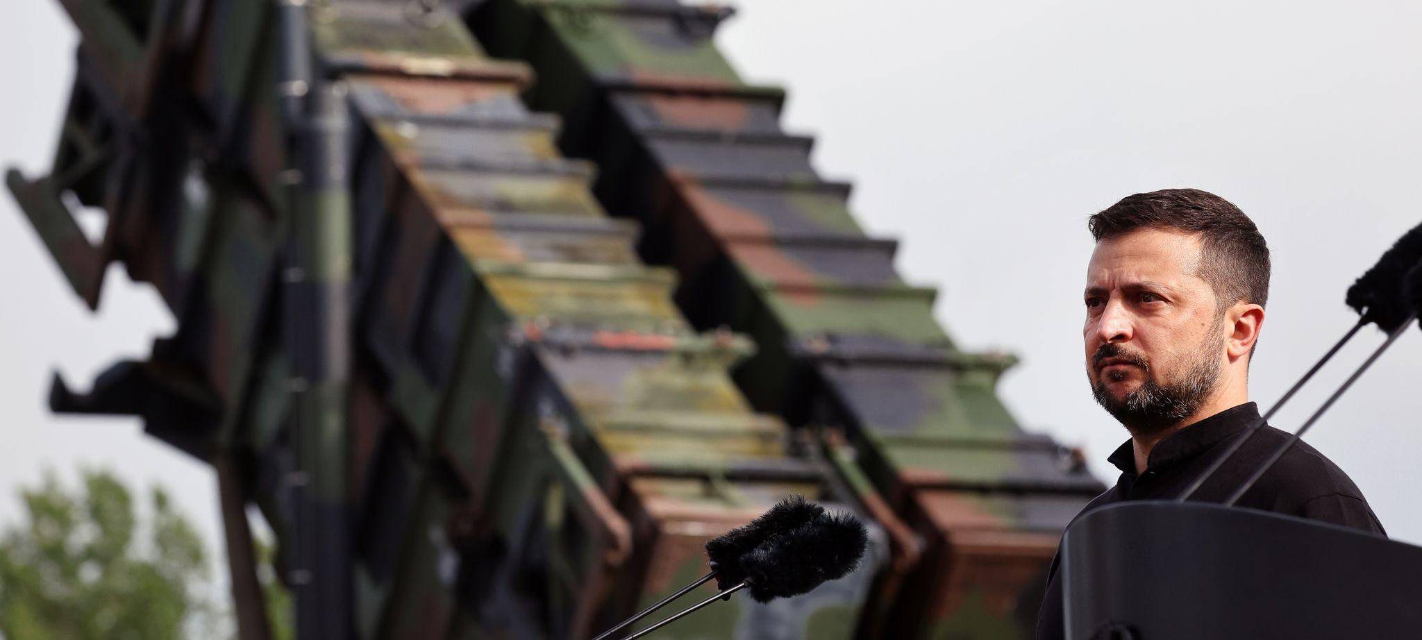 Wolodymyr Selenskyj vor einem Flugabwehrsystem Patriot