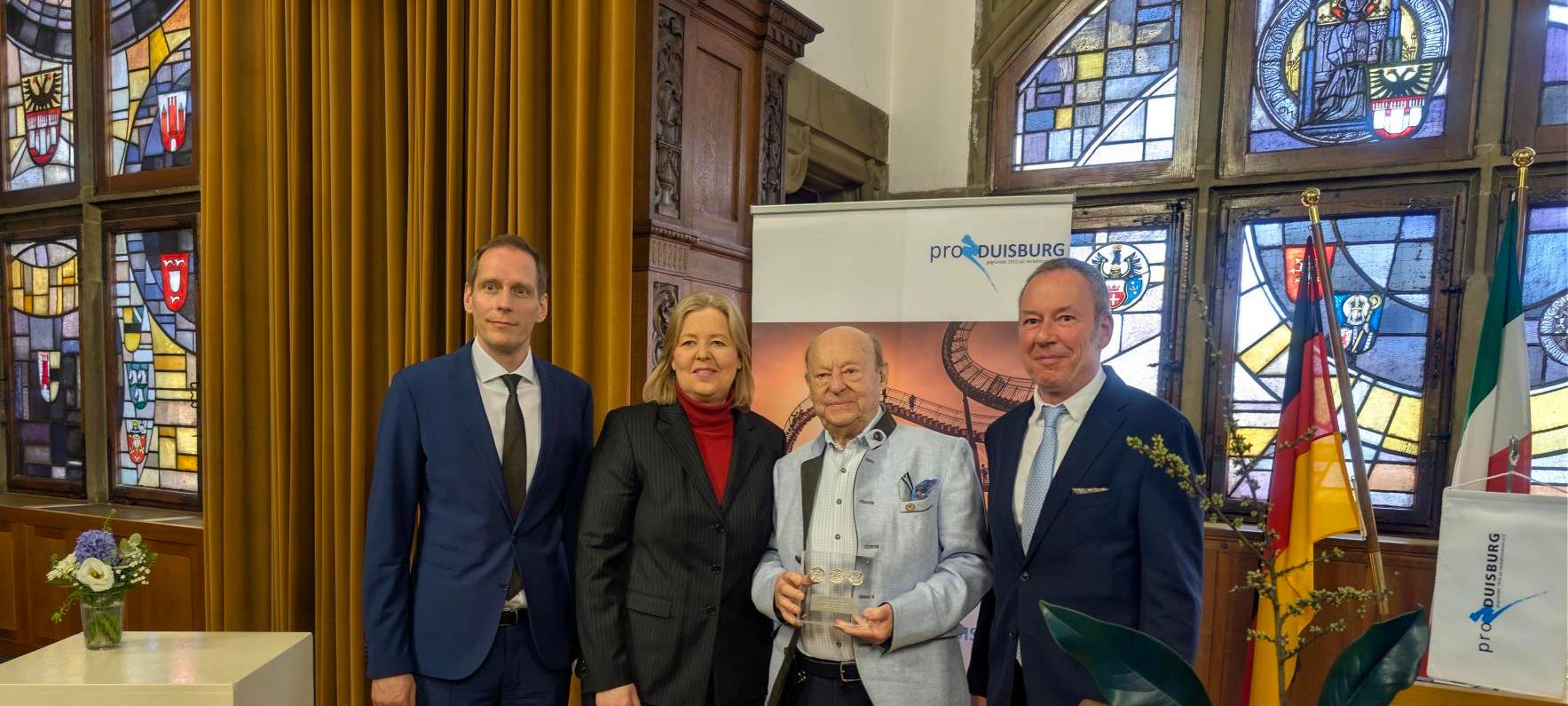 Enrico Löhrke, Bärbel Bas und Frank Albrecht überreichen Hermann Hövelmann (2. v. r.) den Kaisermünzenpreis 2025 im Duisburger Rathaus.