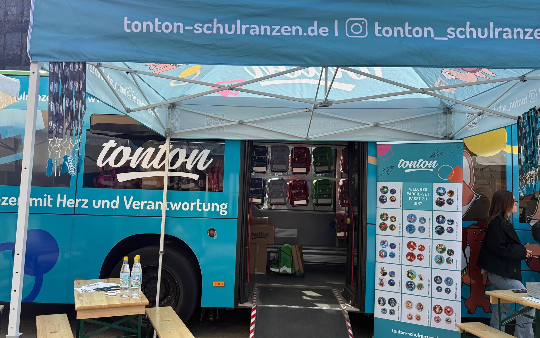 Soziale Schulranzen-Aktion in Duisburg