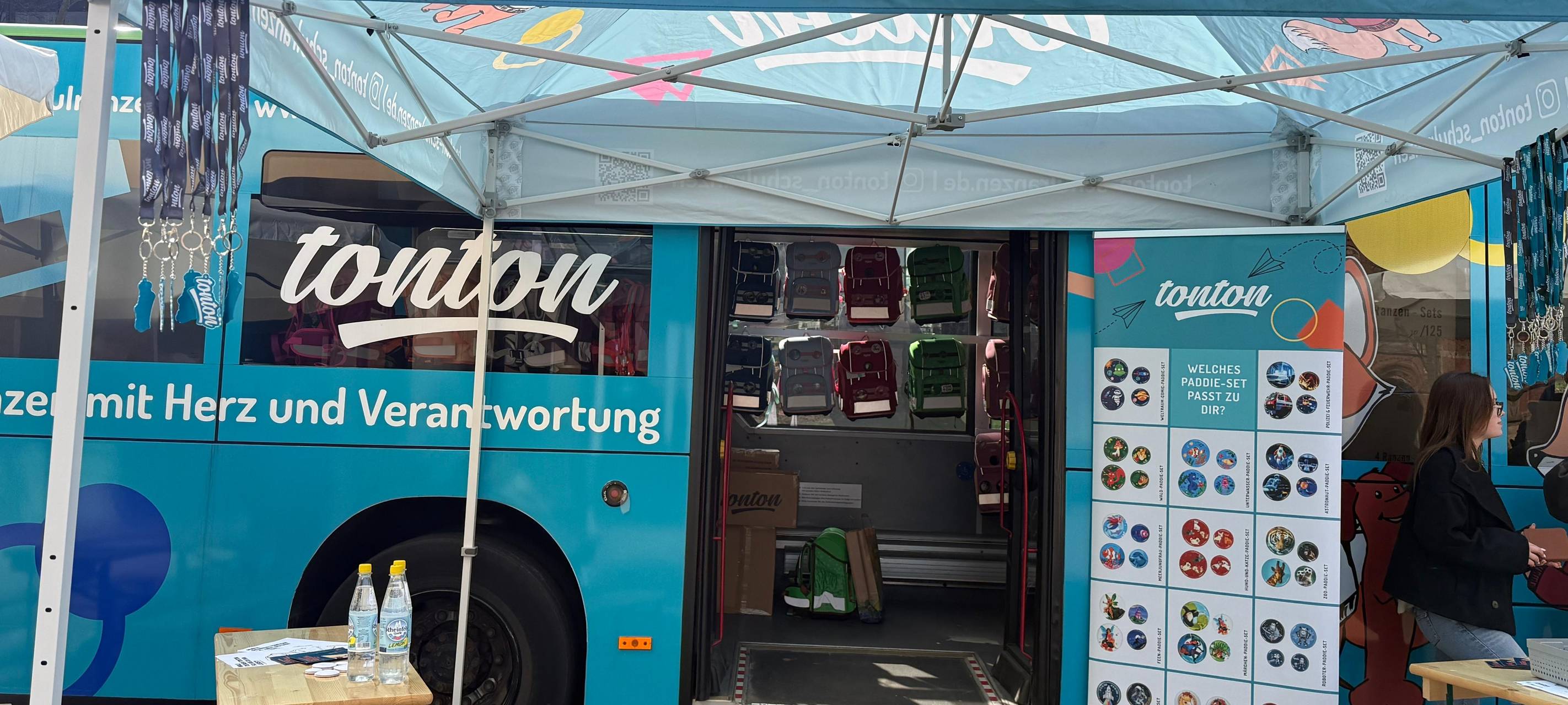 Soziale Schulranzen-Aktion in Duisburg