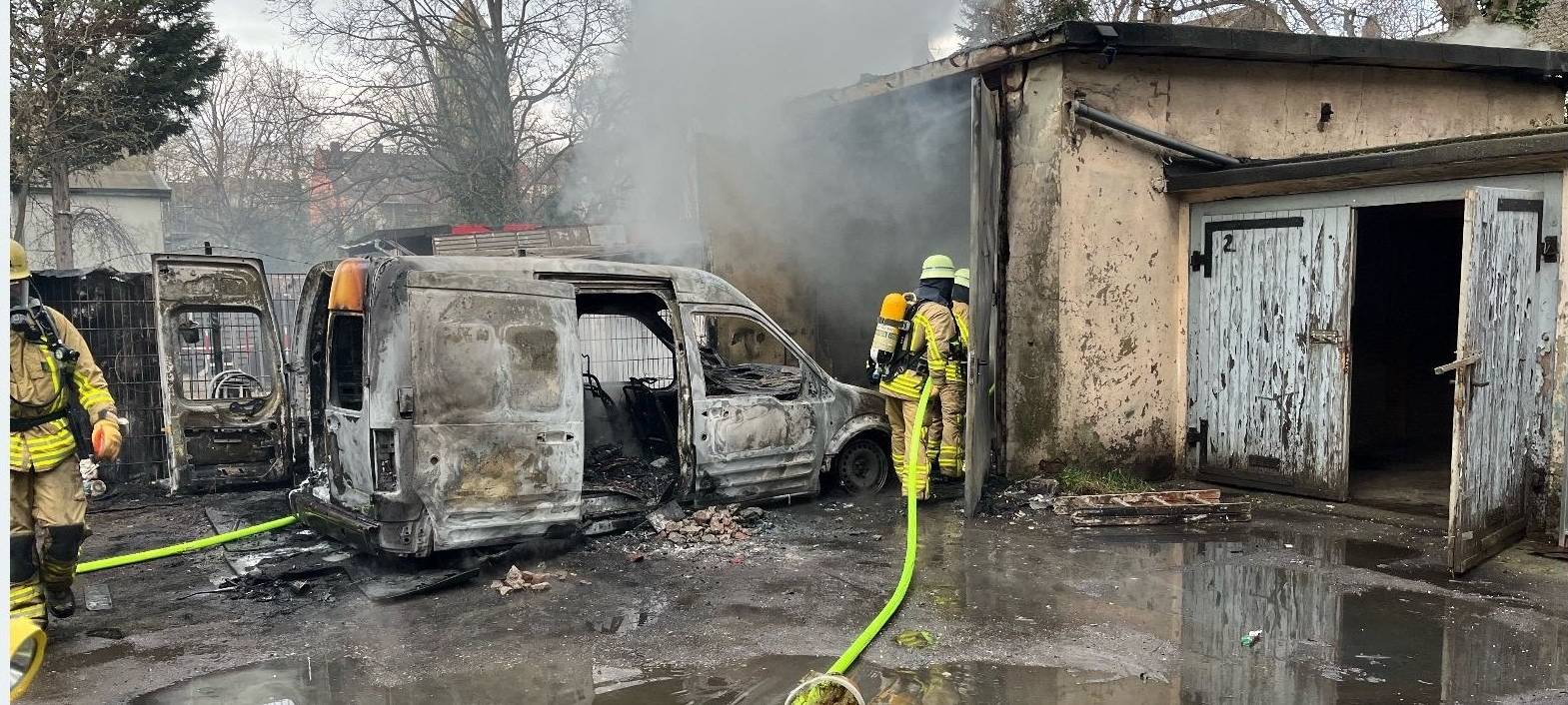 Das Fahrzeug ist vollständig ausgebrannt.