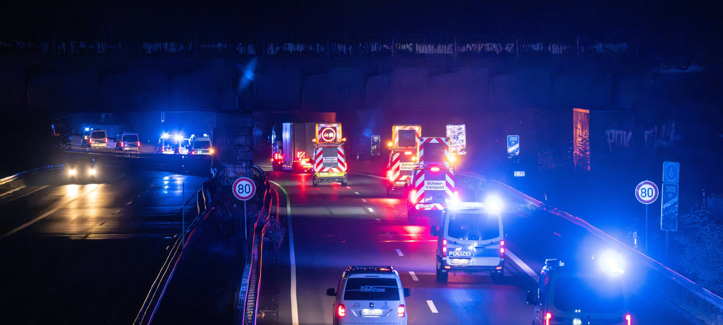 Probefahrt eines Atommülltransportes auf der A59 in Duisburg am Dienstag, 21. November 2023. Der mit einem Castor Behälter beladene LKW wird dabei von Fahrzeugen der Polizei eskortiert.