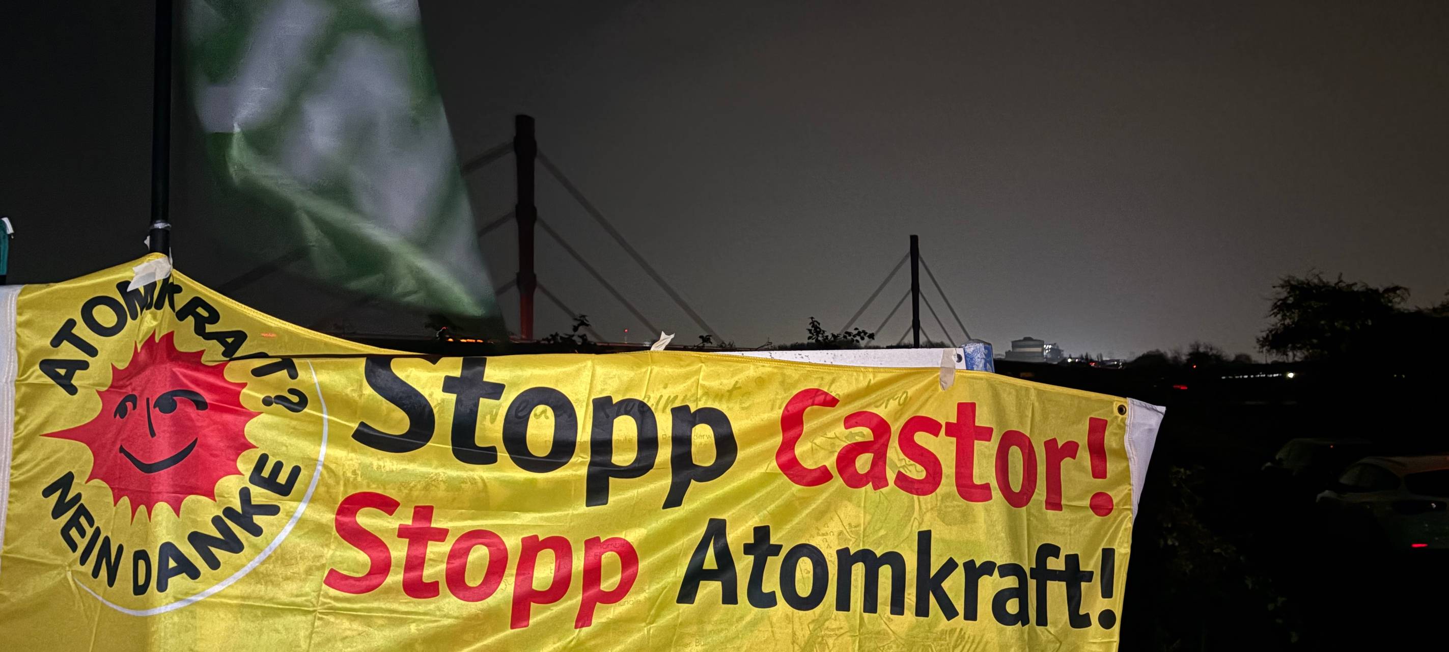 Atommüll rollt in der Nacht durch Duisburg
