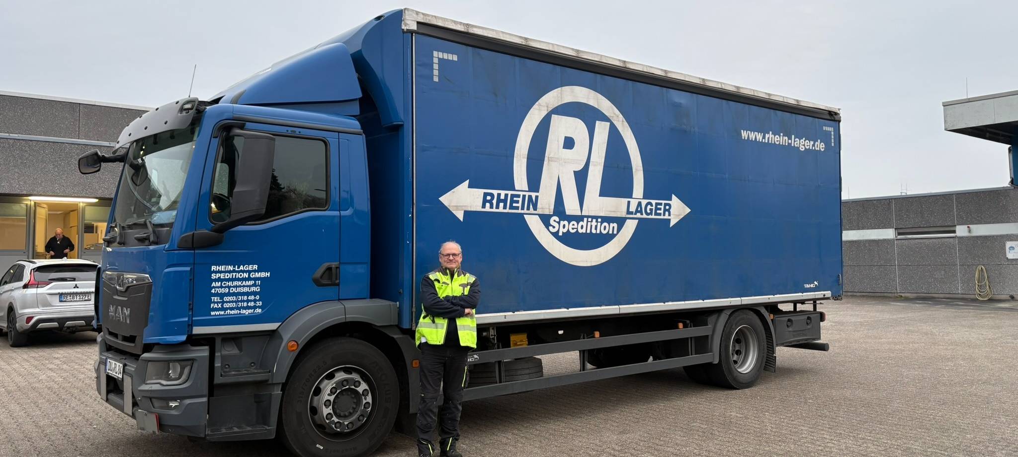 LKW-Fahrer Andreas Kuklinski mit seinem LKW "Luzie".