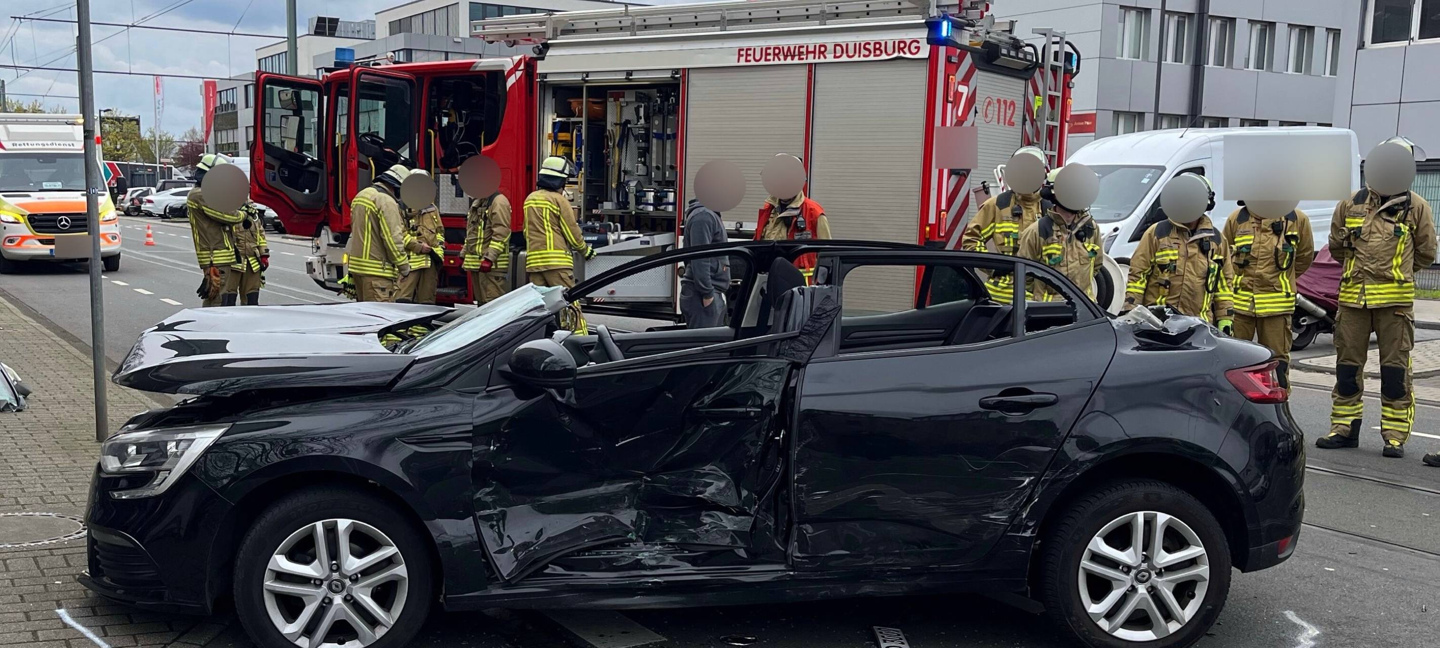 Duisburg-Wanheimerort: Zwei Verletzte bei Abbiegeunfall auf der Kulturstraße