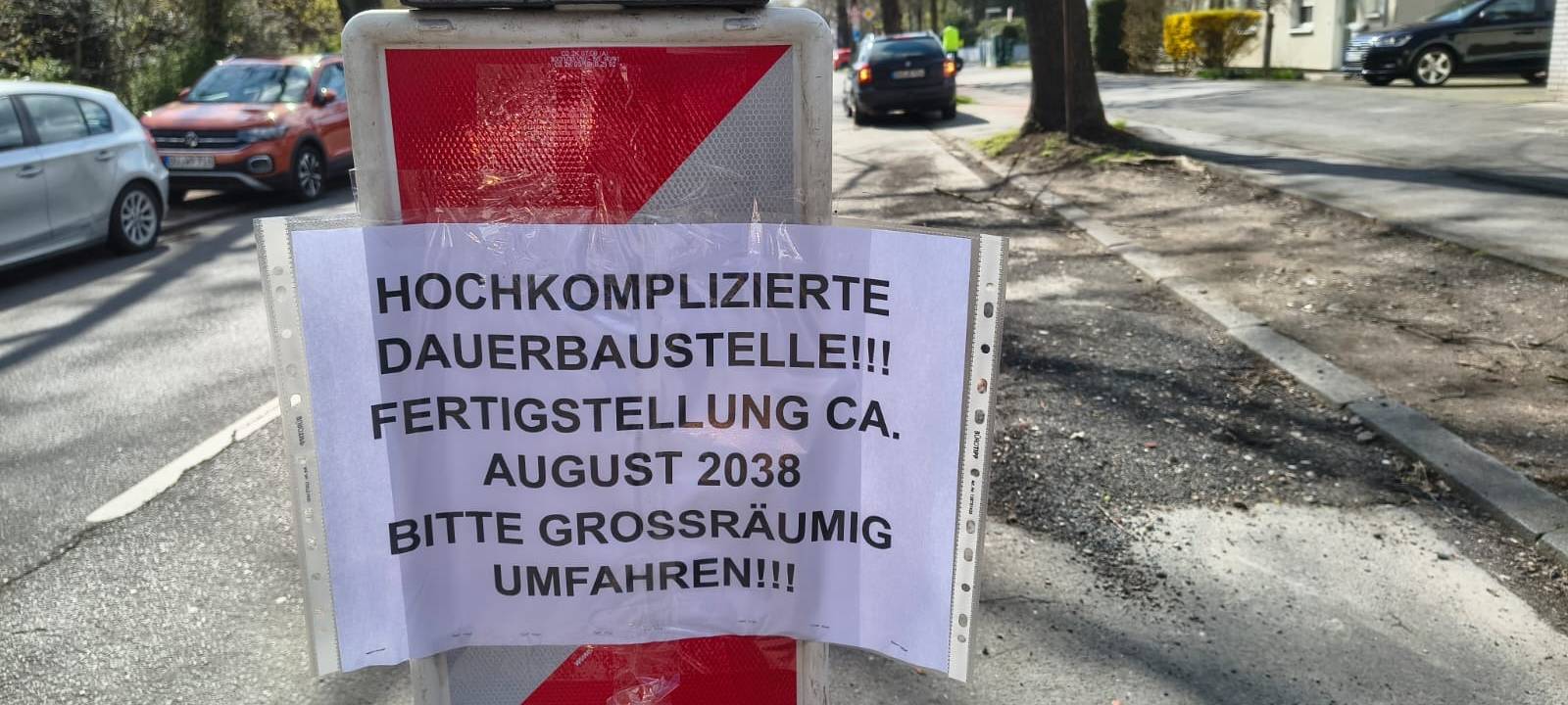 Anwohner ergänzten die Baustellenschilder mit eigenen Anmerkungen.