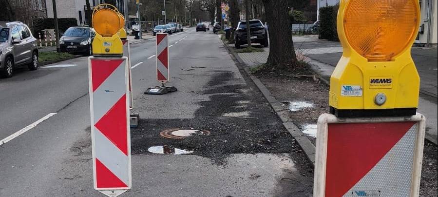 Die Baustelle für Schachtarbeiten auf der Großenbaumer Allee
