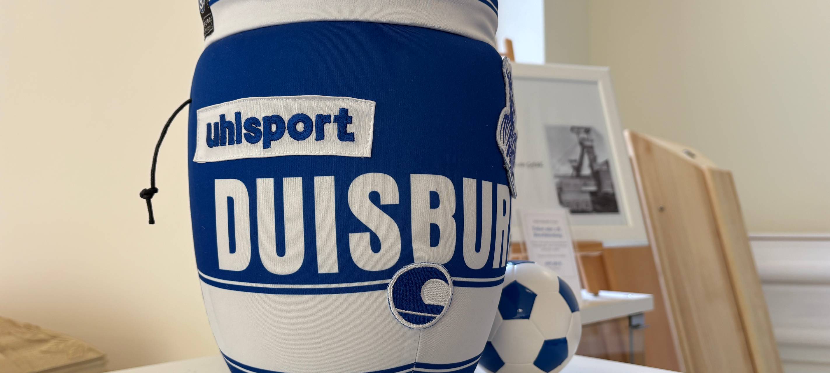 Eine Urne, deren Außenhülle ein vernähtes MSV Duisburg Trikot ist.