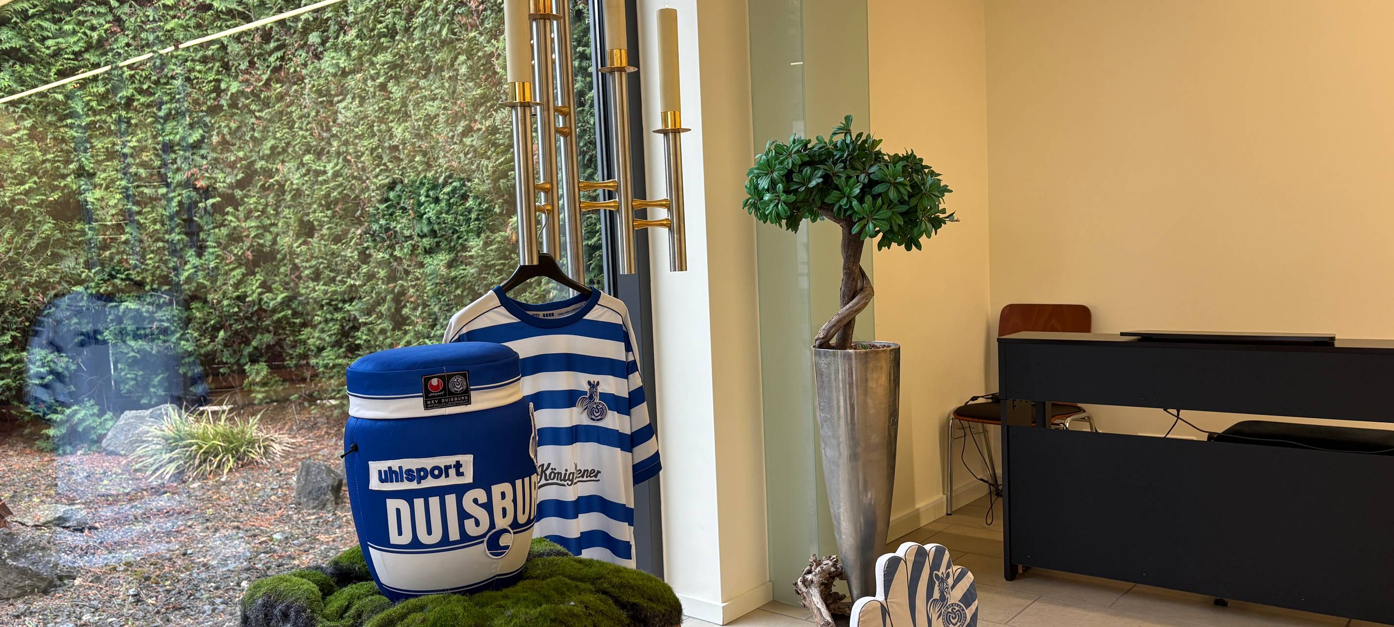 Die Trauerhalle des Beerdigungsinstituts geschmückt mit MSV-Utensilien.