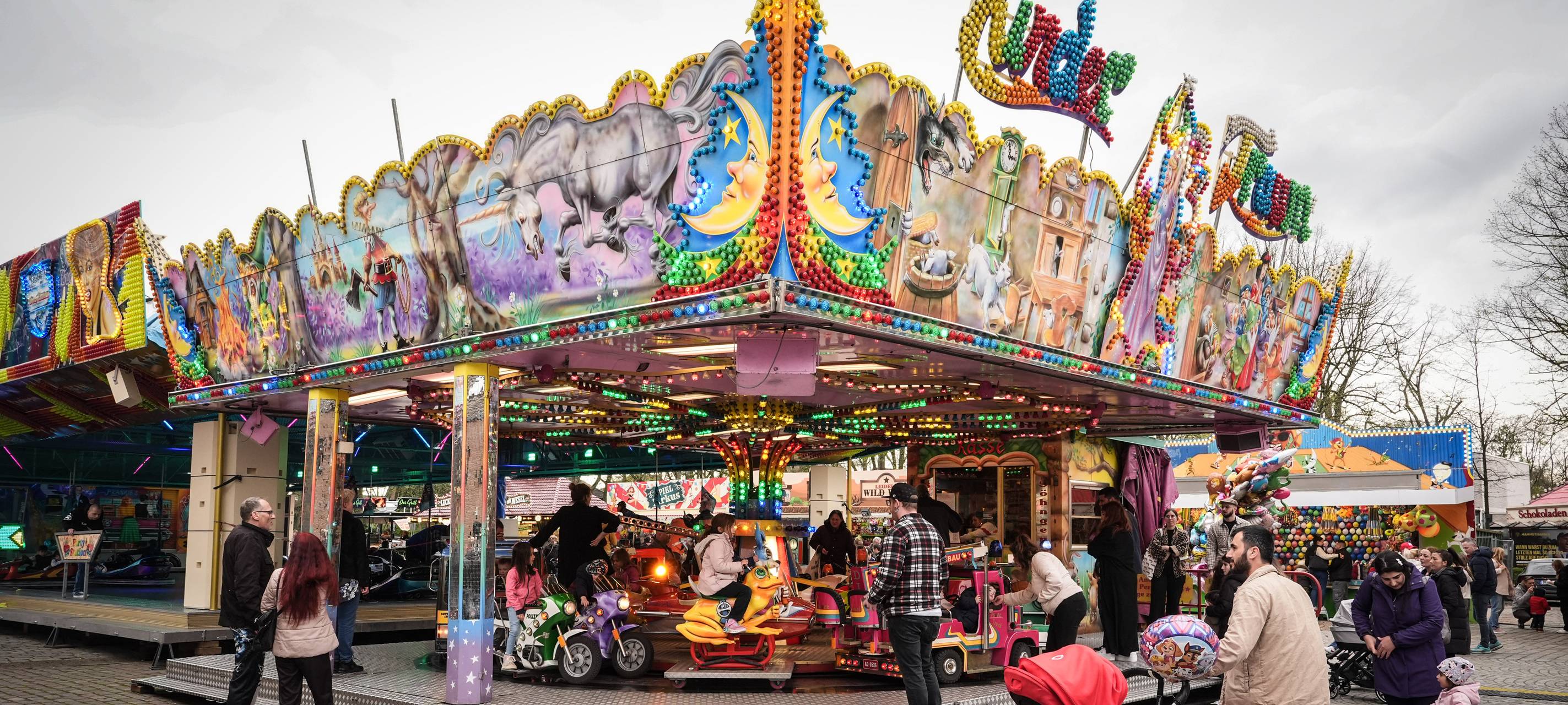 Fahrgeschäft auf der Osterkirmes auf dem Bürgermeister-Wendel-Platz in Homberg
