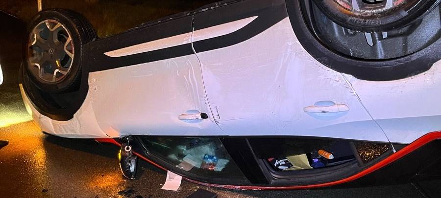 Gestohlener Opel landet auf dem Dach – Insassen flüchten nach Unfall