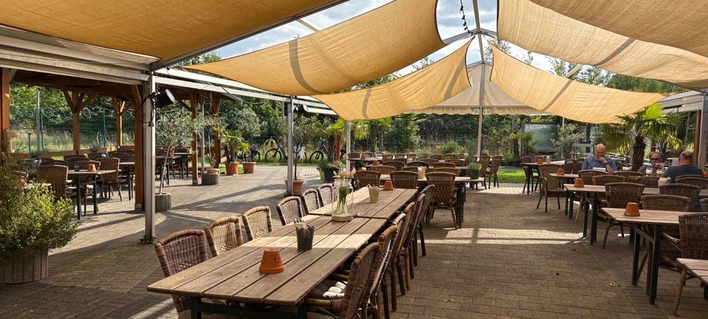 Das Restaurant StellwerkHOF in Friemersheim hat einen große Außenterasse.