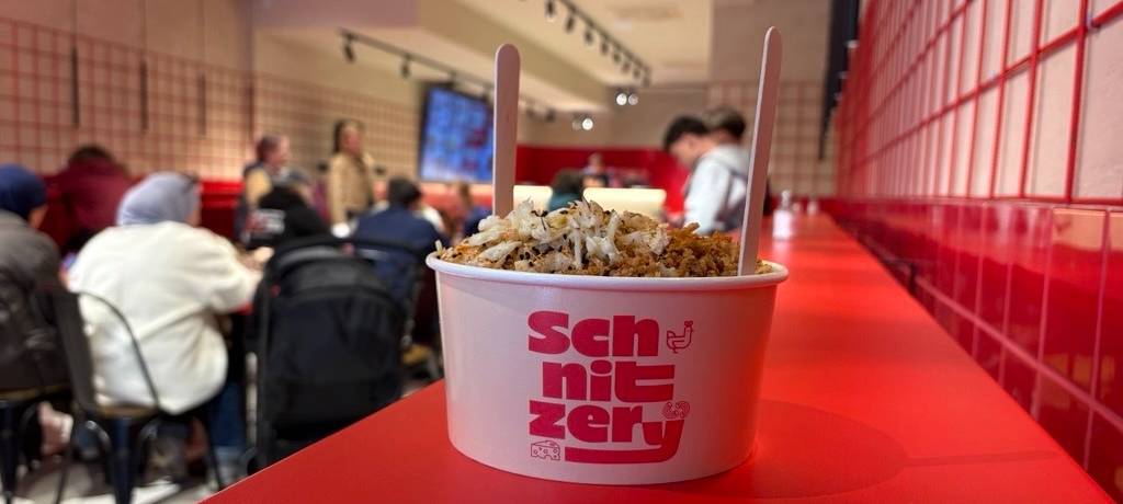 "Schnitzery" bietet verschiedene Schnitzel-Bowls mit individuellen Toppings an.