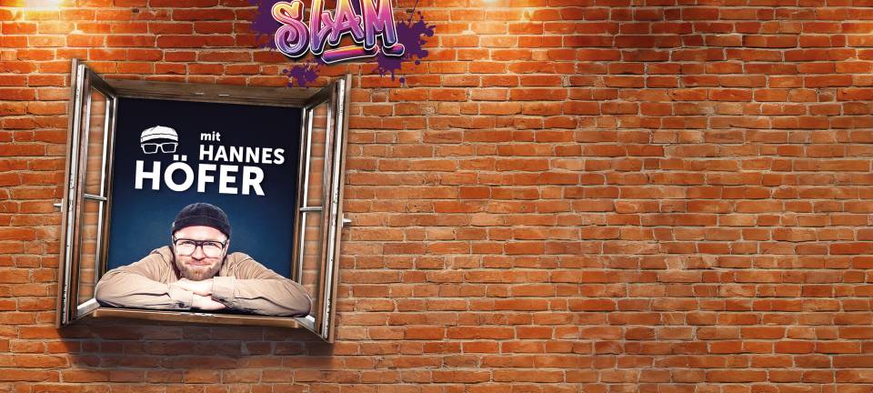 Moderator Hannes Höfer präsentiert den Comedy Camp Slam, bei dem Nachwuchstalente um die Wildcard für Atzes Meisterklasse kämpfen.