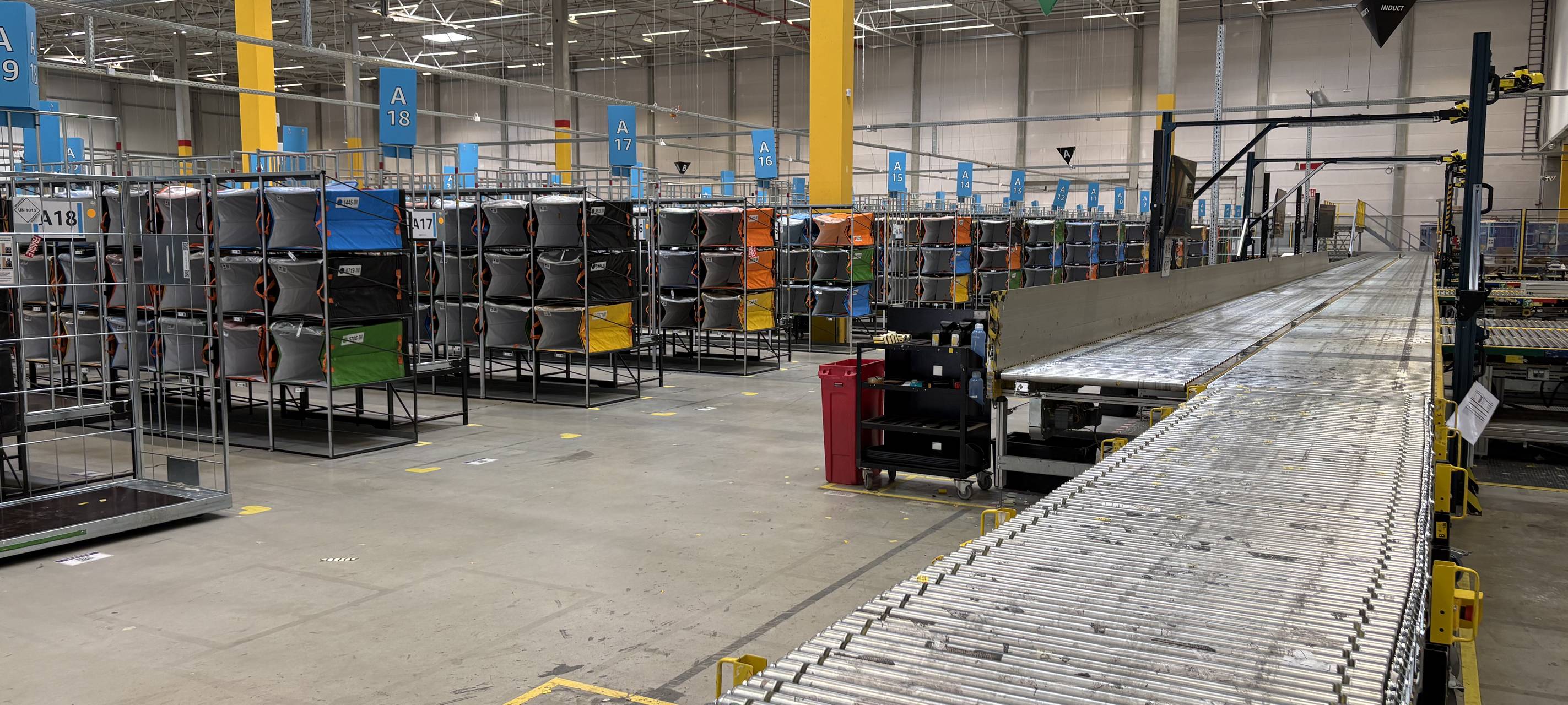 Laufband in der Halle des Amazon-Verteilzentrums in Duisburg-Kaßlerfeld