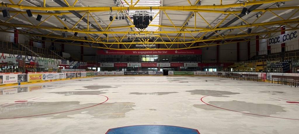 Die alte Eishalle ist bereits abgetaut. Ursprünglich war Geschäftsführer Södler davon ausgegangen, dass der Umzug rechtzeitig vor dem Saisonstart im August abgeschlossen sein würde.