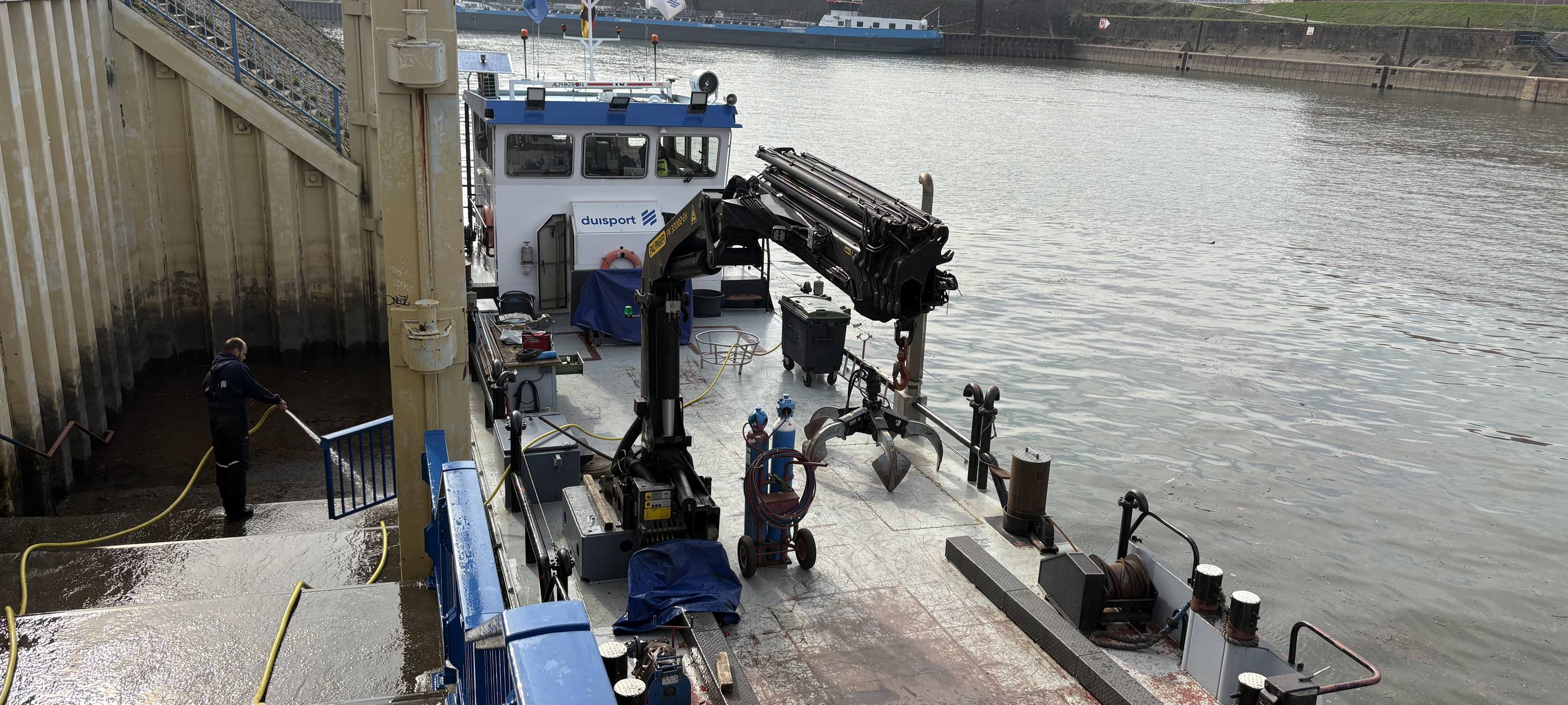 Duisburgs Hausmeister im Hafen: An Bord der Duisport I