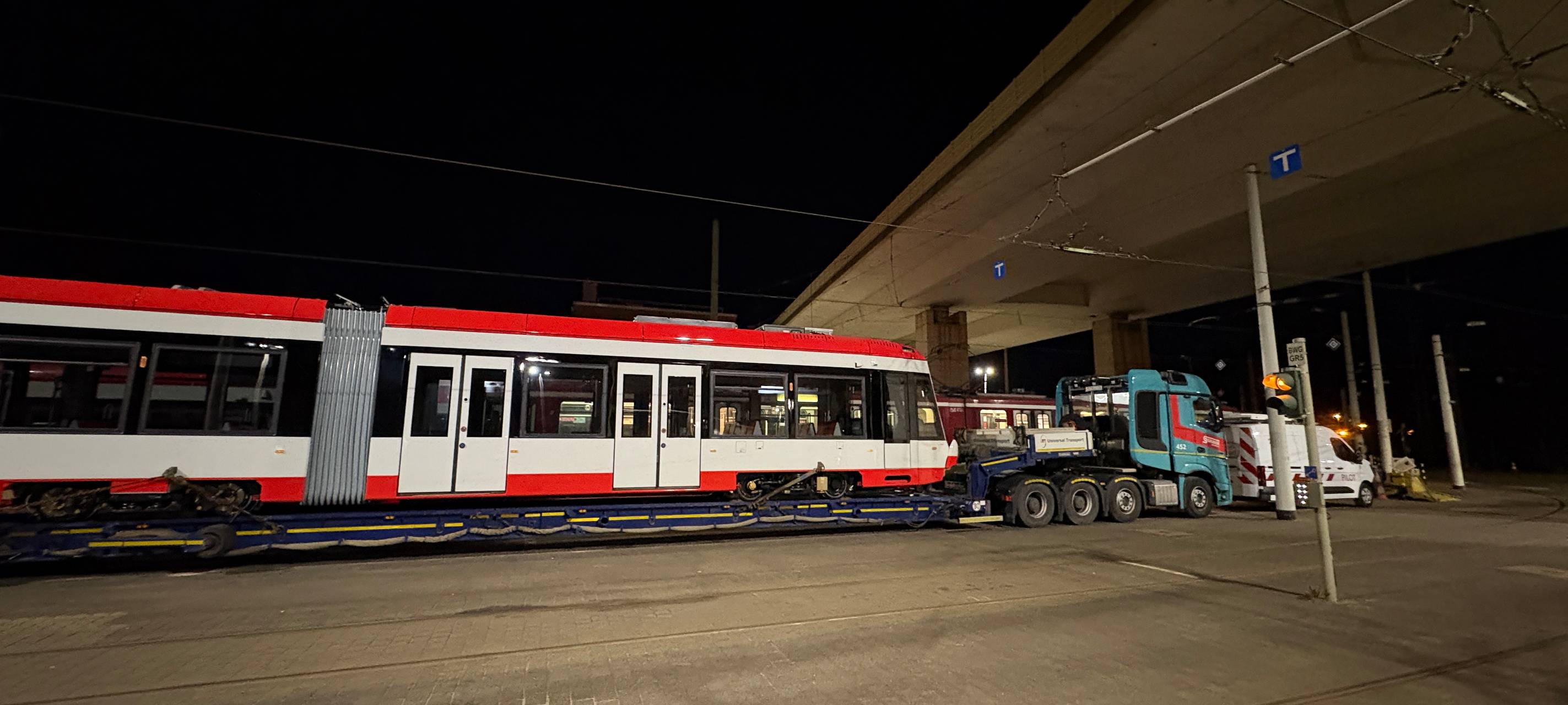 Gegen 23 Uhr ist die neue Straßenbahn für die Linien 901 und 903 angeliefert worden.