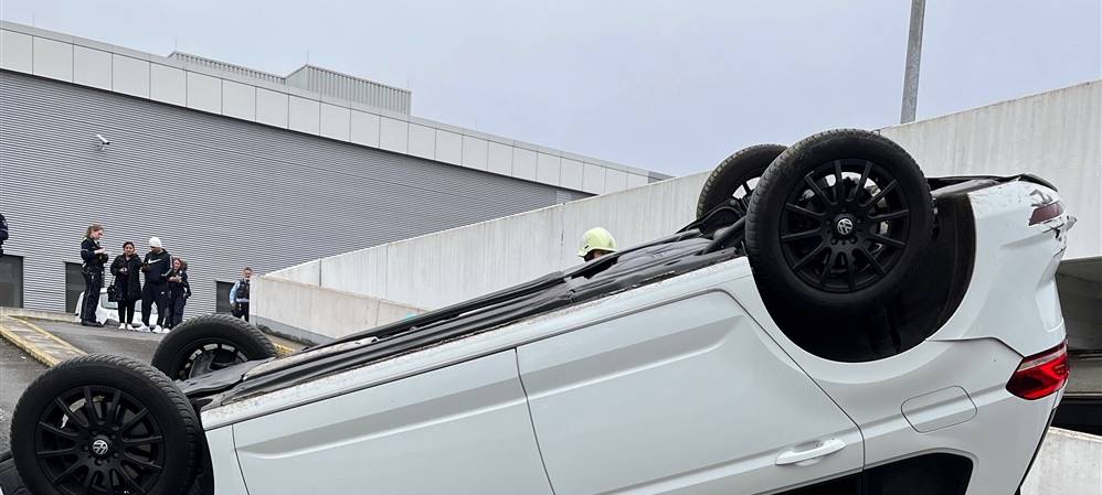 Unfall in Duisburg: Auto überschlägt sich im Parkhaus