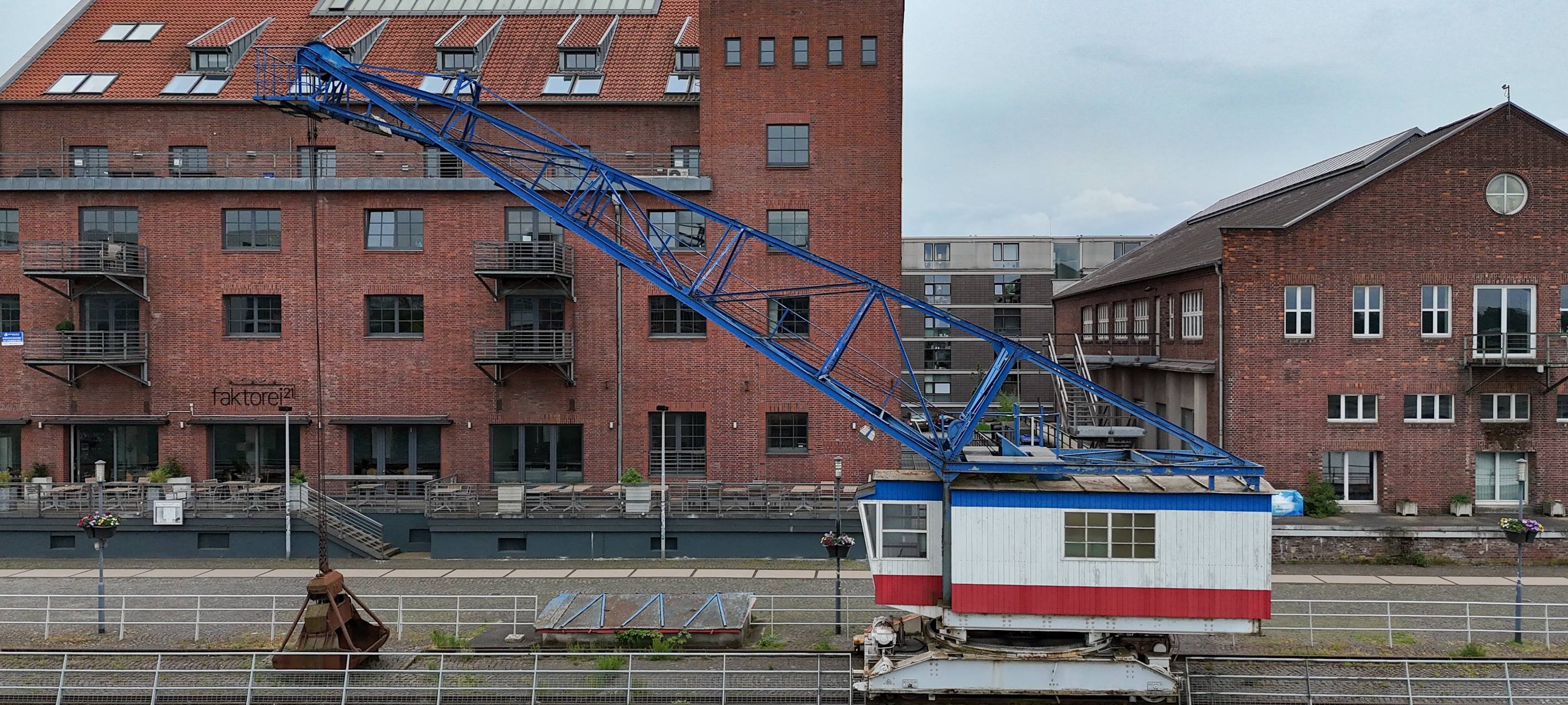 Frischer Anstrich für den ROBU-Kran am Duisburger Innenhafen