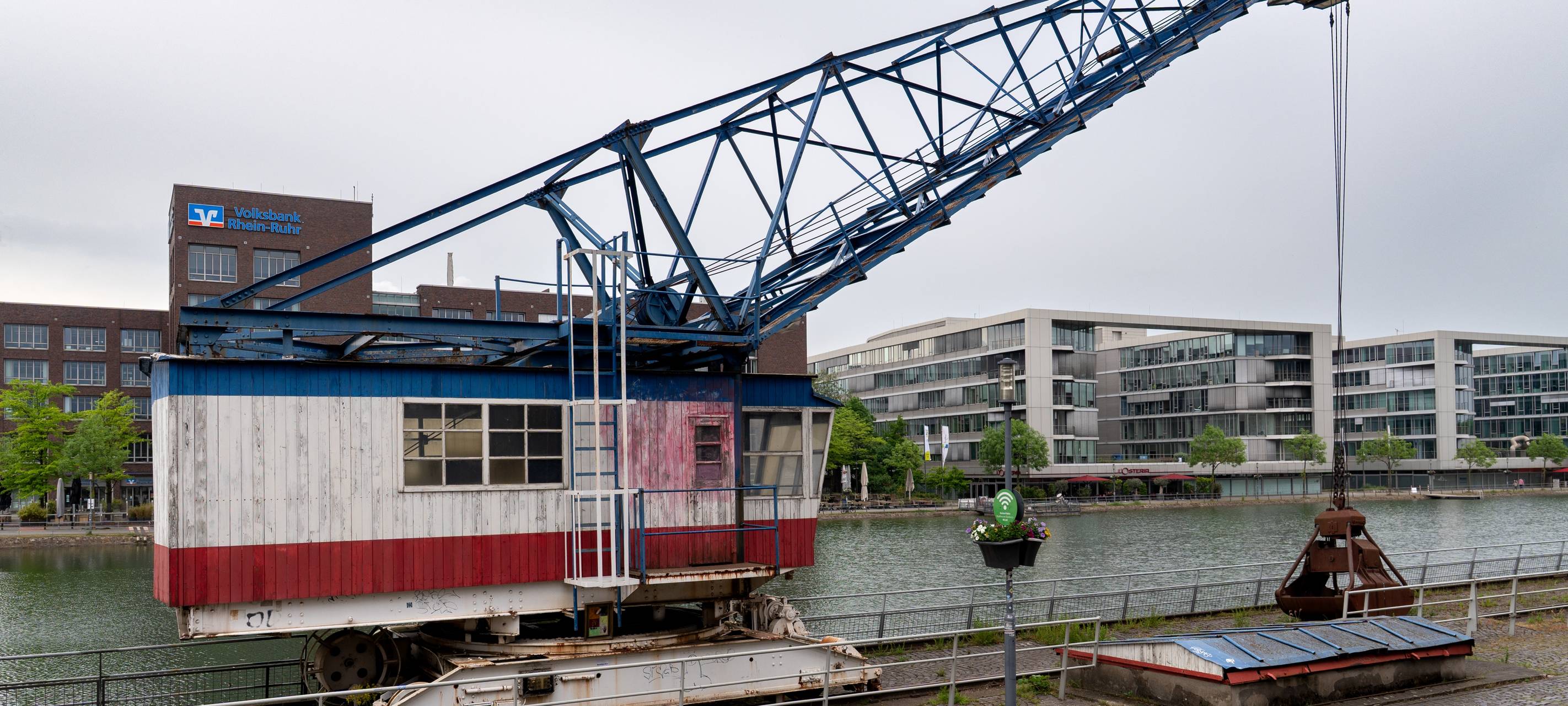 Frischer Anstrich für den ROBU-Kran am Duisburger Innenhafen