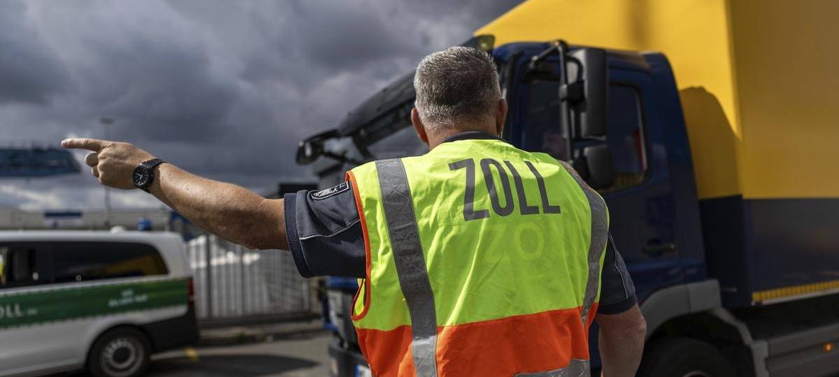 Zoll Duisburg deckt zahlreiche Verstöße bei Paketdienstleistern auf