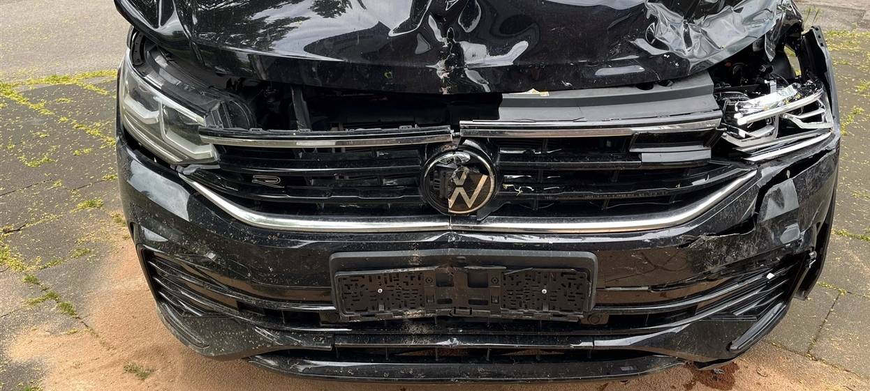 Duisburg: VW prallt nach Zusammenstoß gegen Hauswand