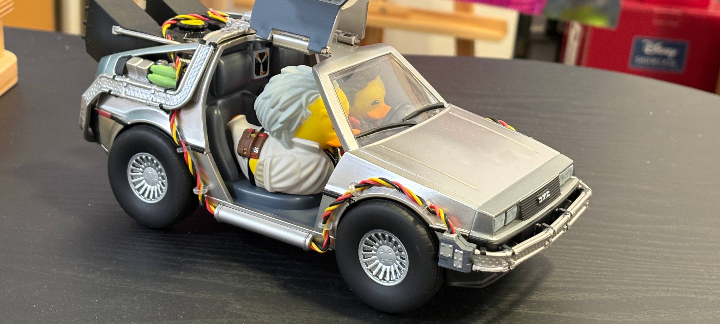 Zwei Quietscheenten in der Duisburger Entengalerie, die in einem DeLorean sitzen und so an die "Zurück in die Zukunft"-Filme erinnern.