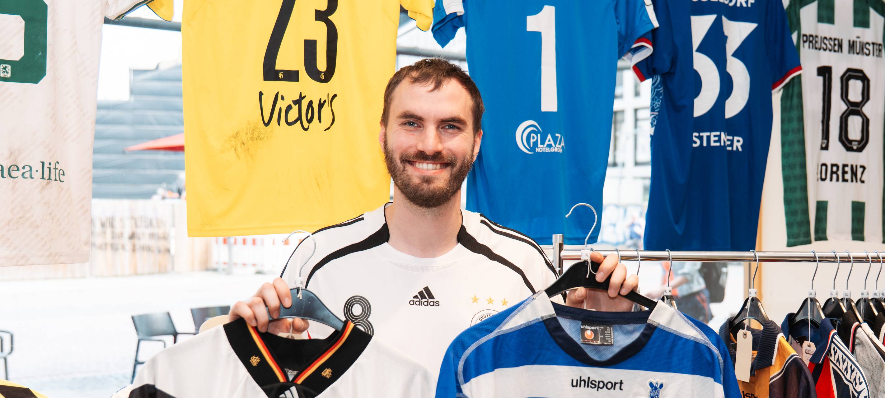 In der ehemaligen Parfümerie Pieper in der Duisburger Innenstadt gibt es jetzt alte Fußballtrikots.