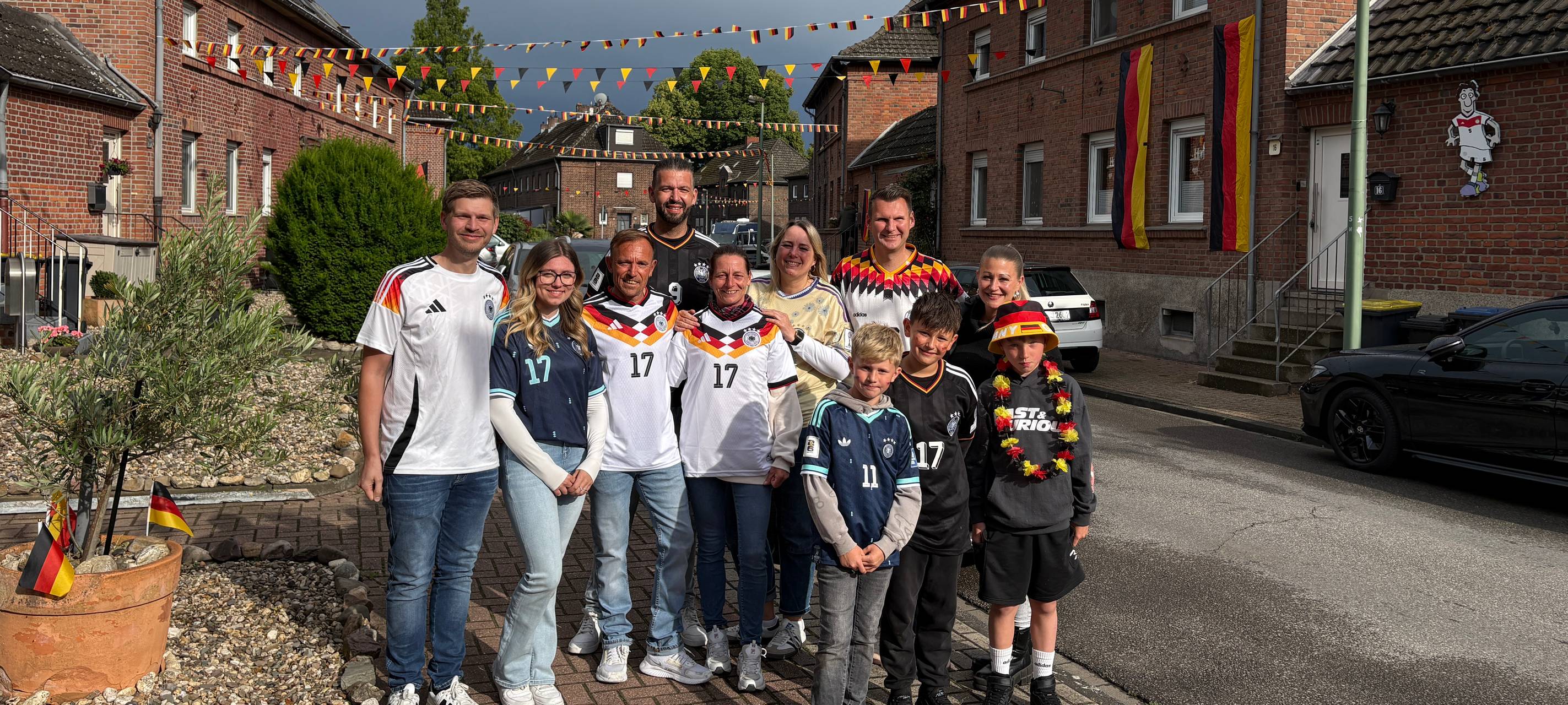 Die Anwohner der Walporzheimer Straße schmücken traditionell ihre Straße zur WM in Schwarz-Rot-Gold.