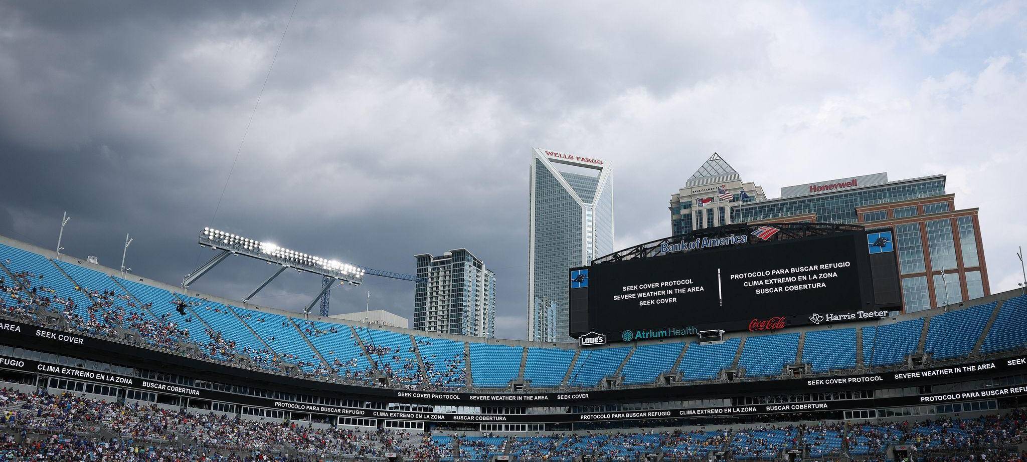 Dunkle Wolken über dem Fußballstadion in Charlotte