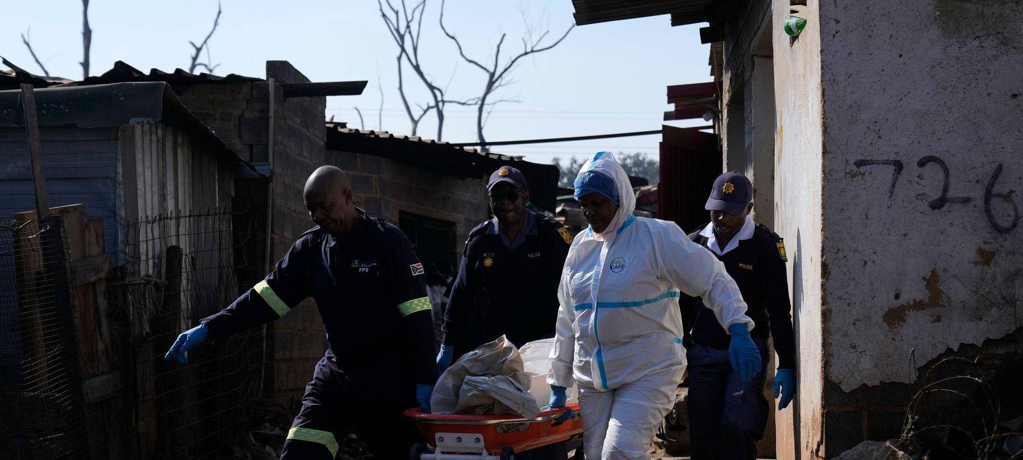 Bewaffnete in Südafrika fallen in Siedlung ein