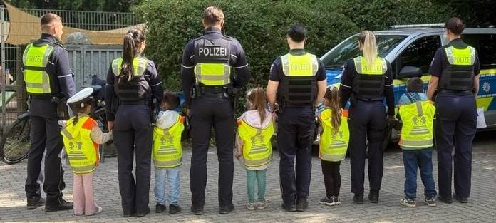 Gemeinsame Tempo-Kontrolle der Polizei Duisburg und Kita-Kindern.
