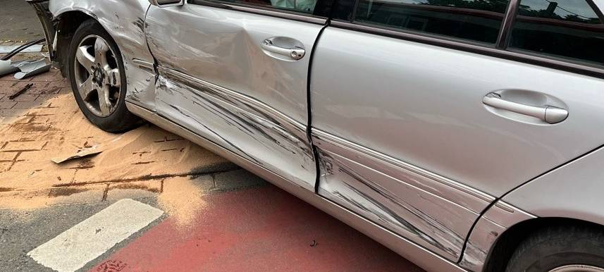 Schwerer Crash in Duisburg: Drei Verletzte
