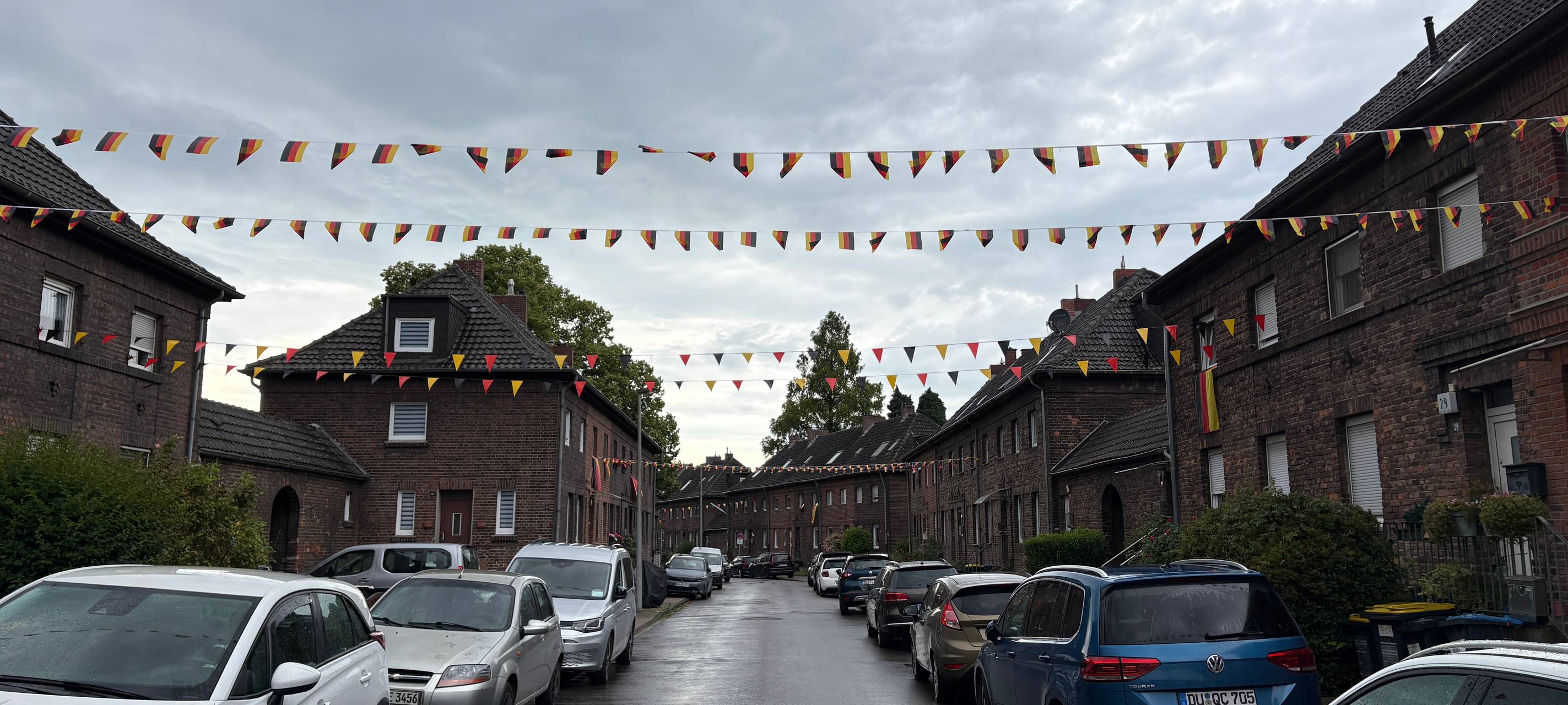 Zu jeder WM und EM wird die Walporzheimer Straße mit schwarz-rot-goldenen Wimpeln geschmückt.