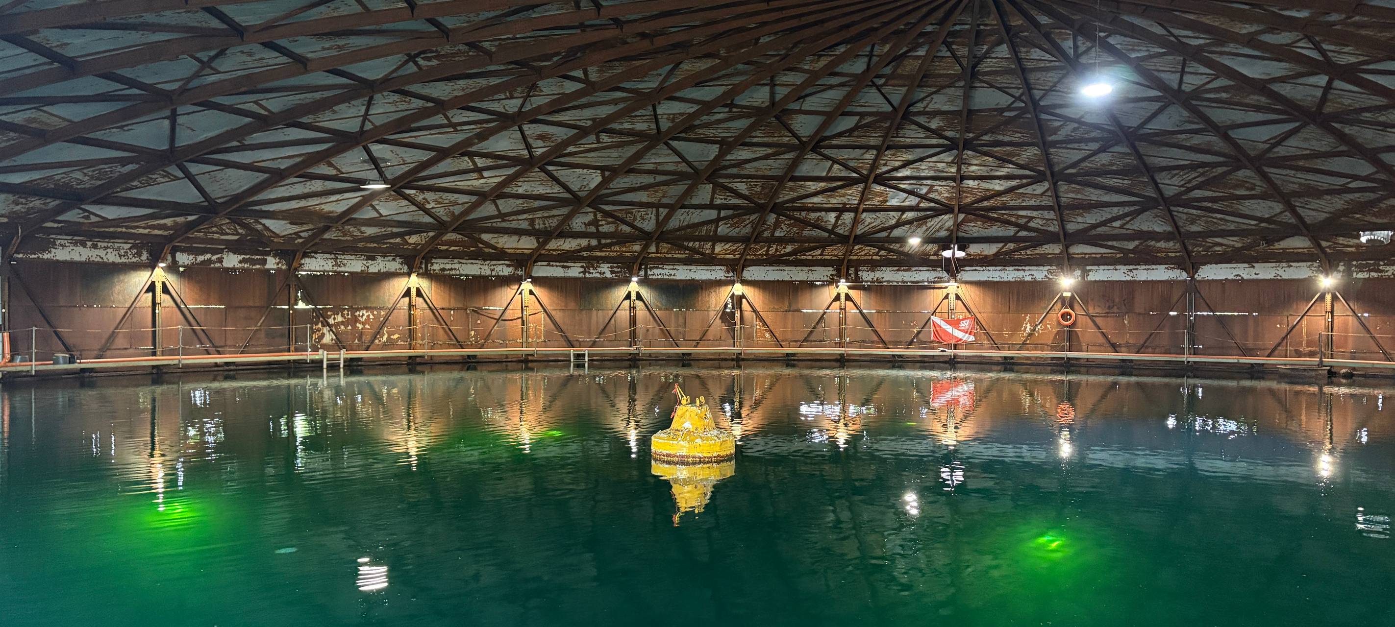 Taucher erkunden im Tauchrevier Gasometer eine faszinierende Unterwasserwelt mit Flugzeug- und Autowracks.
