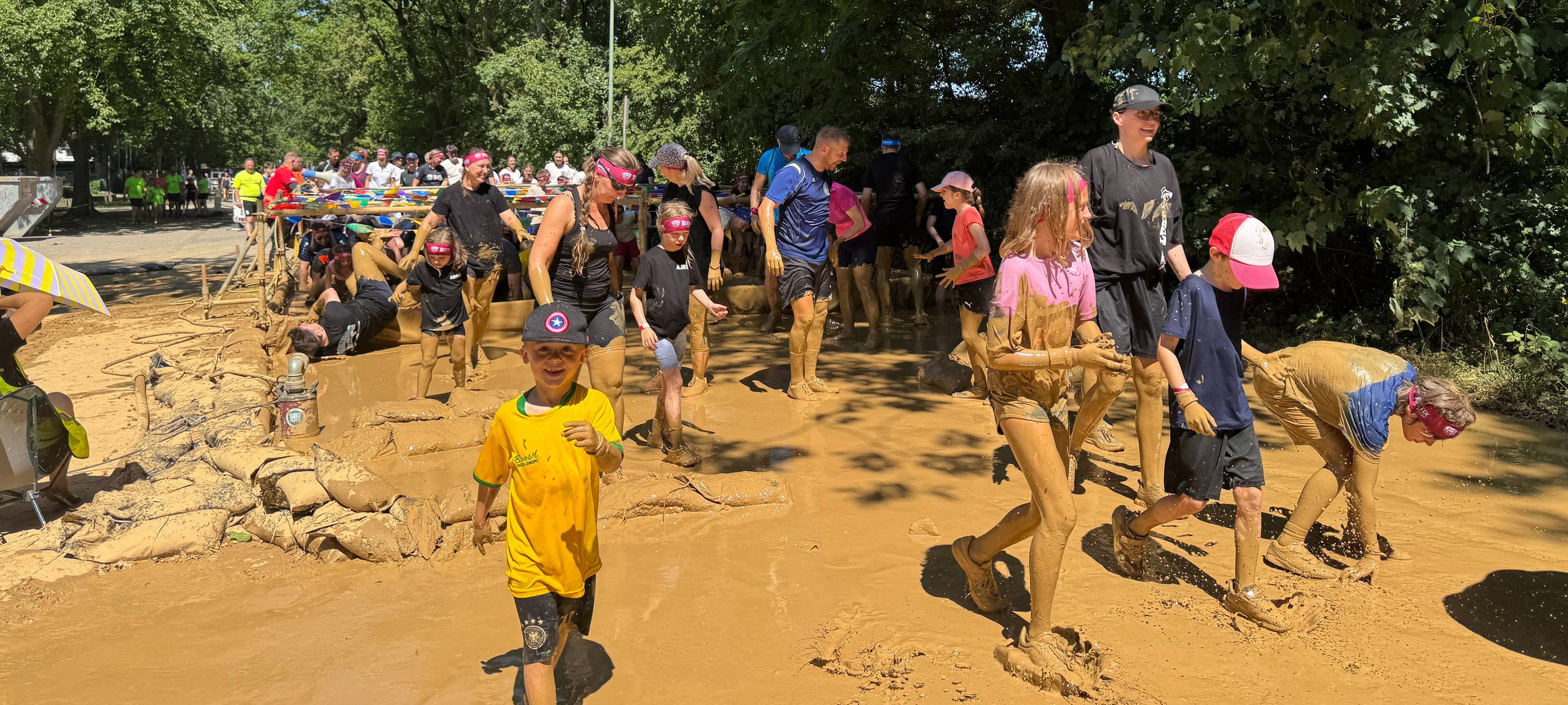 Schlammbecken beim XLetix Kids in Duisburg.