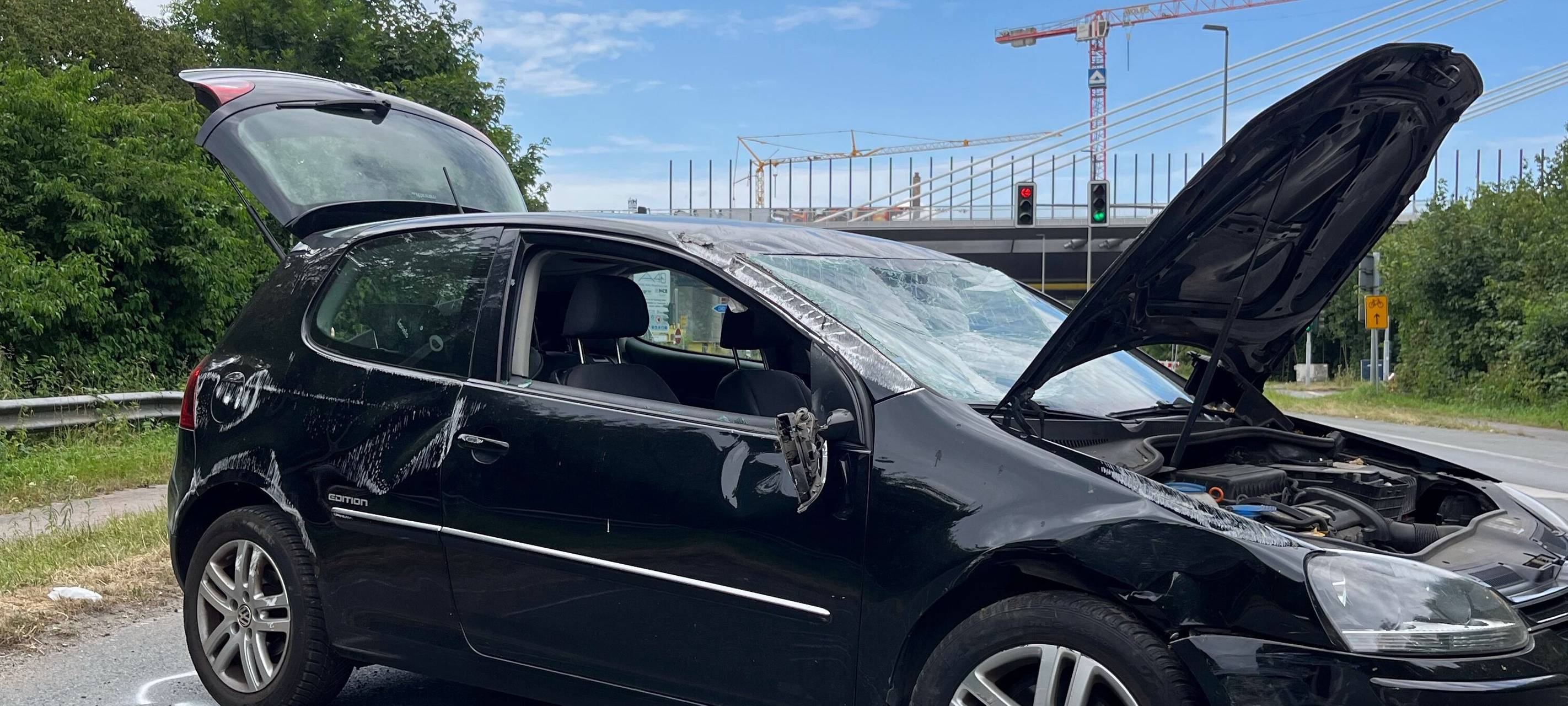 Auto überschlägt sich in Duisburg
