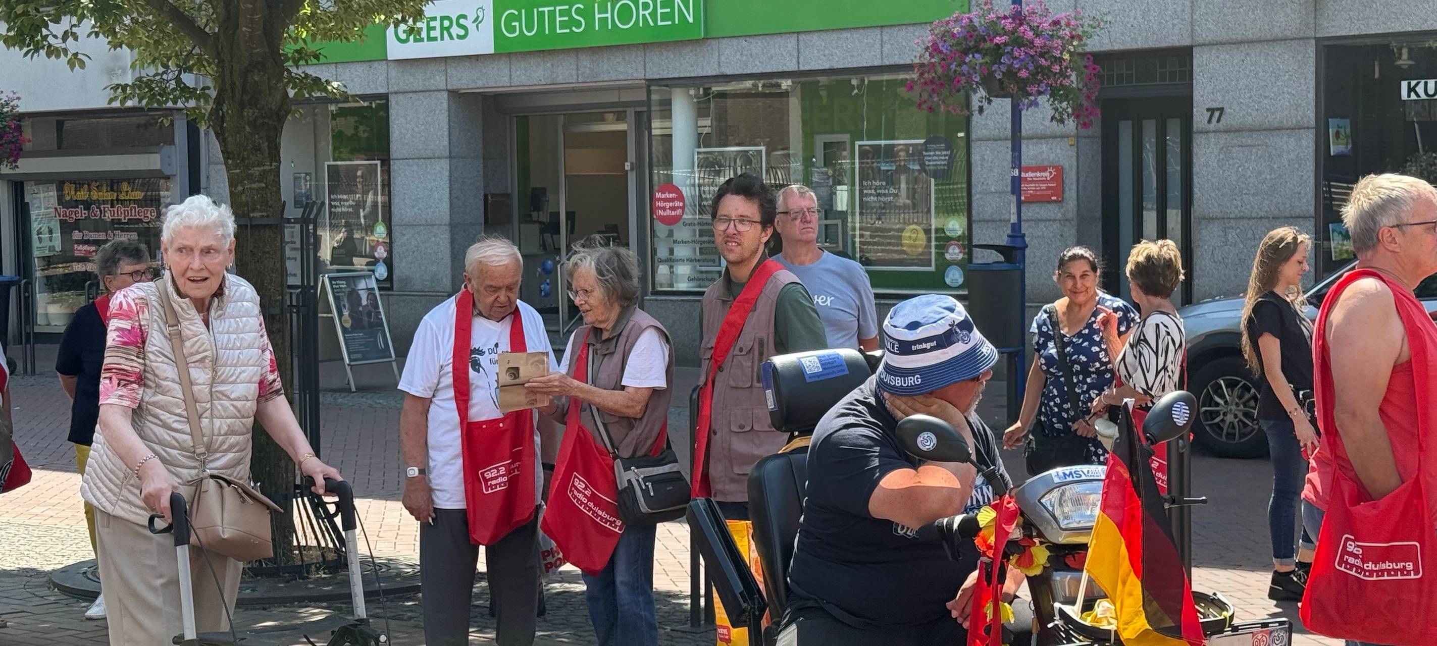 Viele Meidericher stehen bei bestem Wetter an unserem mobilen Sendestudio, hören zu und erzählen, wie sie ihren Stadtteil so finden.