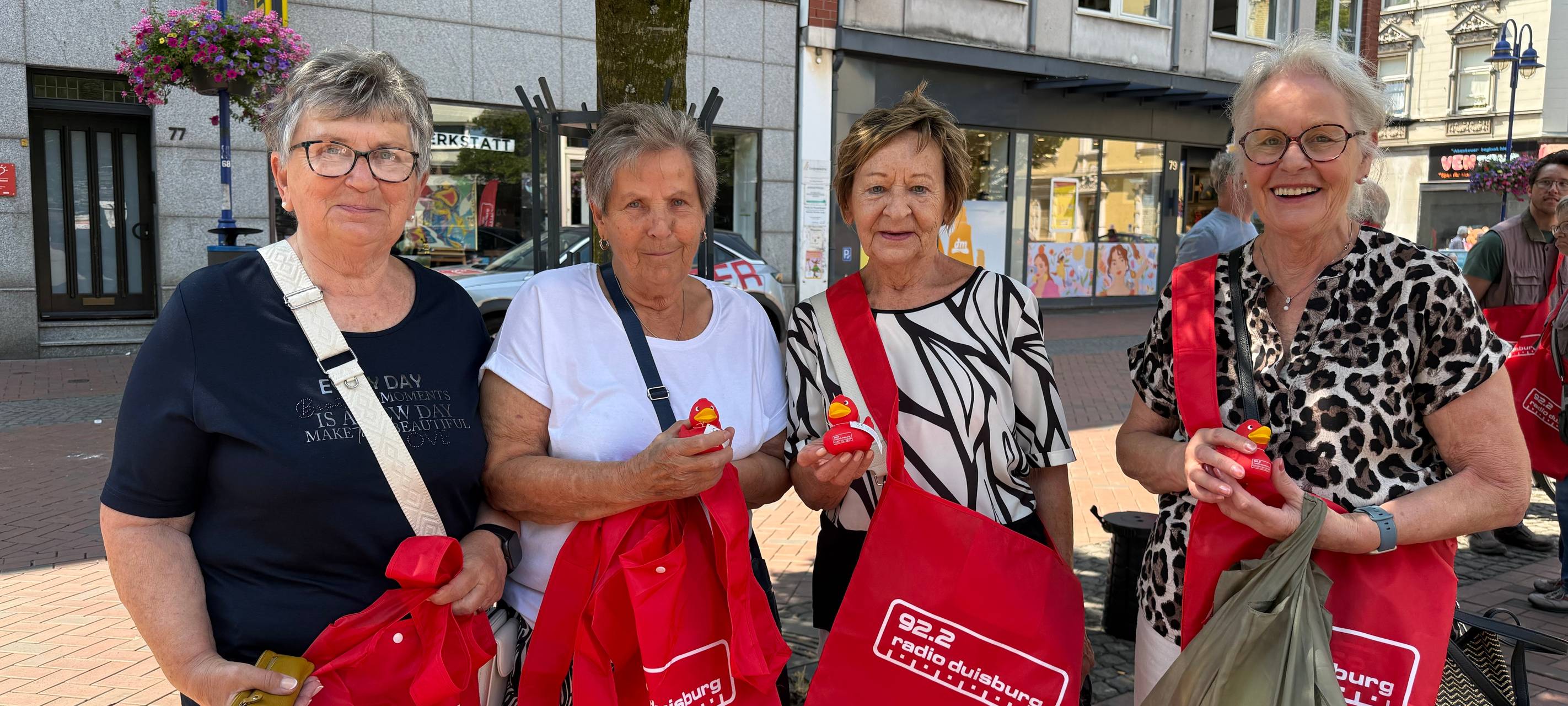 Und natürlich haben wir auch Geschenke für die Meidericher dabei