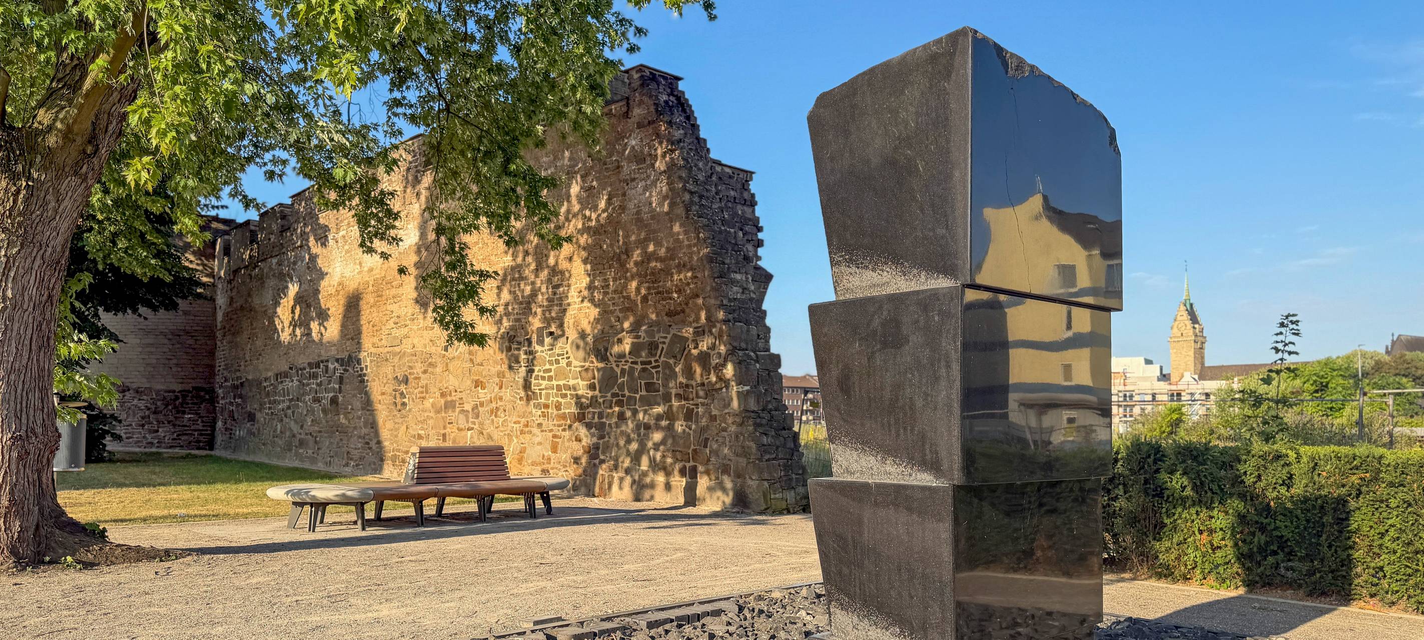 Das Anne Frank Mahnmal (Heinz Mack, 1988) steht am Kuhlenwall in unmittelbarer Nähe der historischen Stadtmauer.