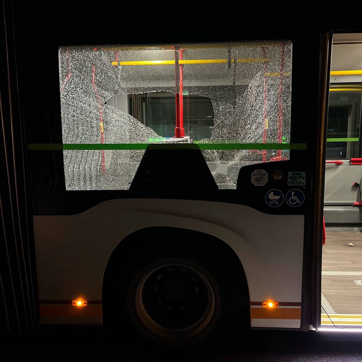 Unknown persons throw stone through bus window in Duisburg-Hochheide