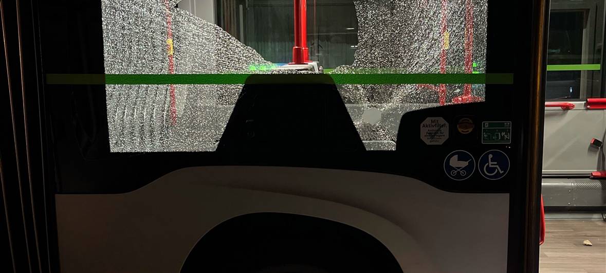Unbekannte werfen Stein durch Busscheibe in Duisburg-Hochheide