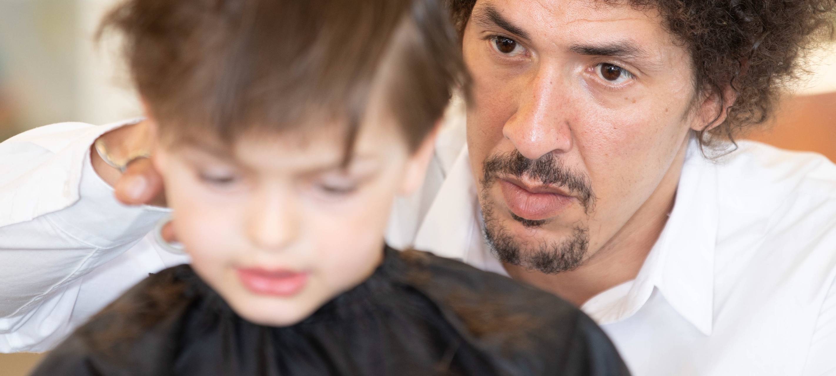 Vorlesefriseur schneidet kostenlos Haare