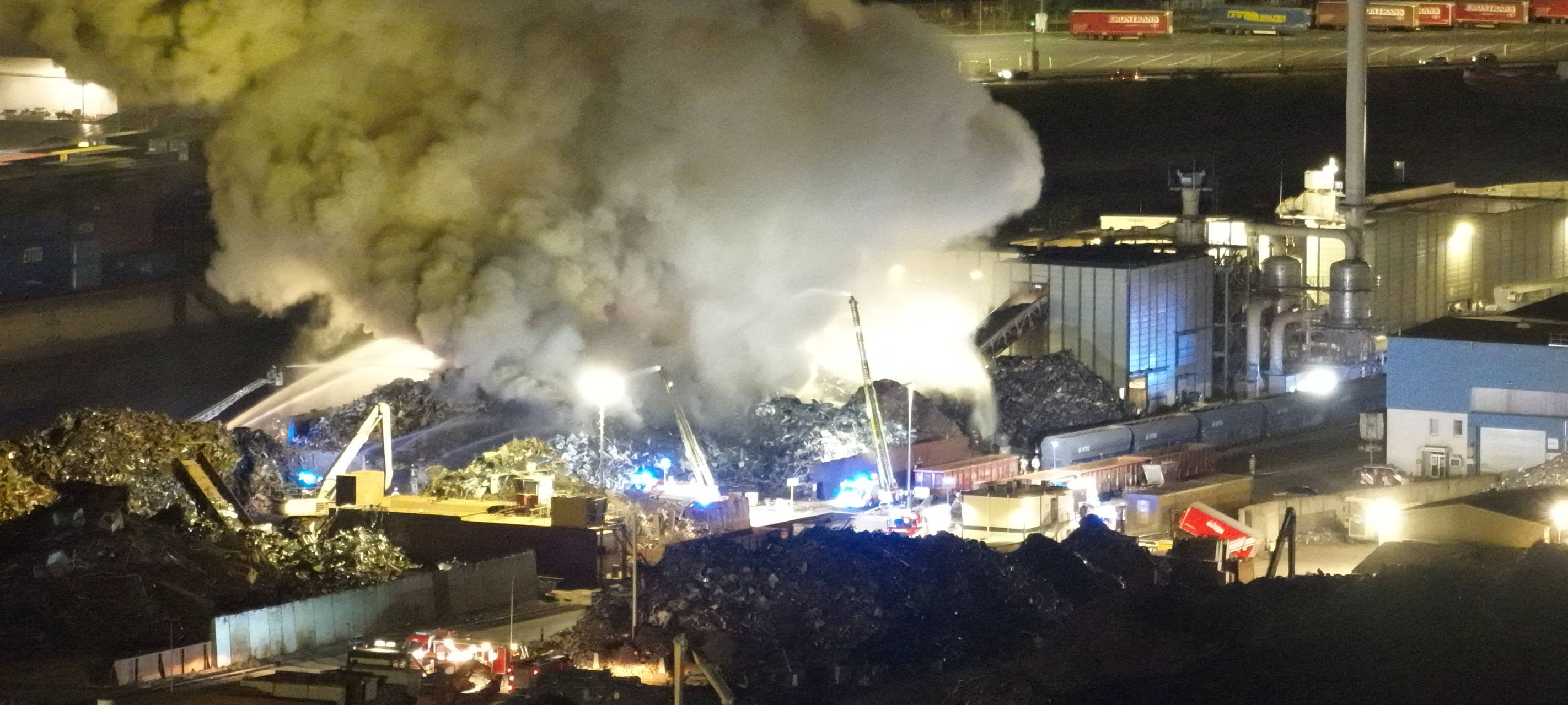 Feuerwehr Duisburg im Großeinsatz bei der Schrottinsel Ruhrort