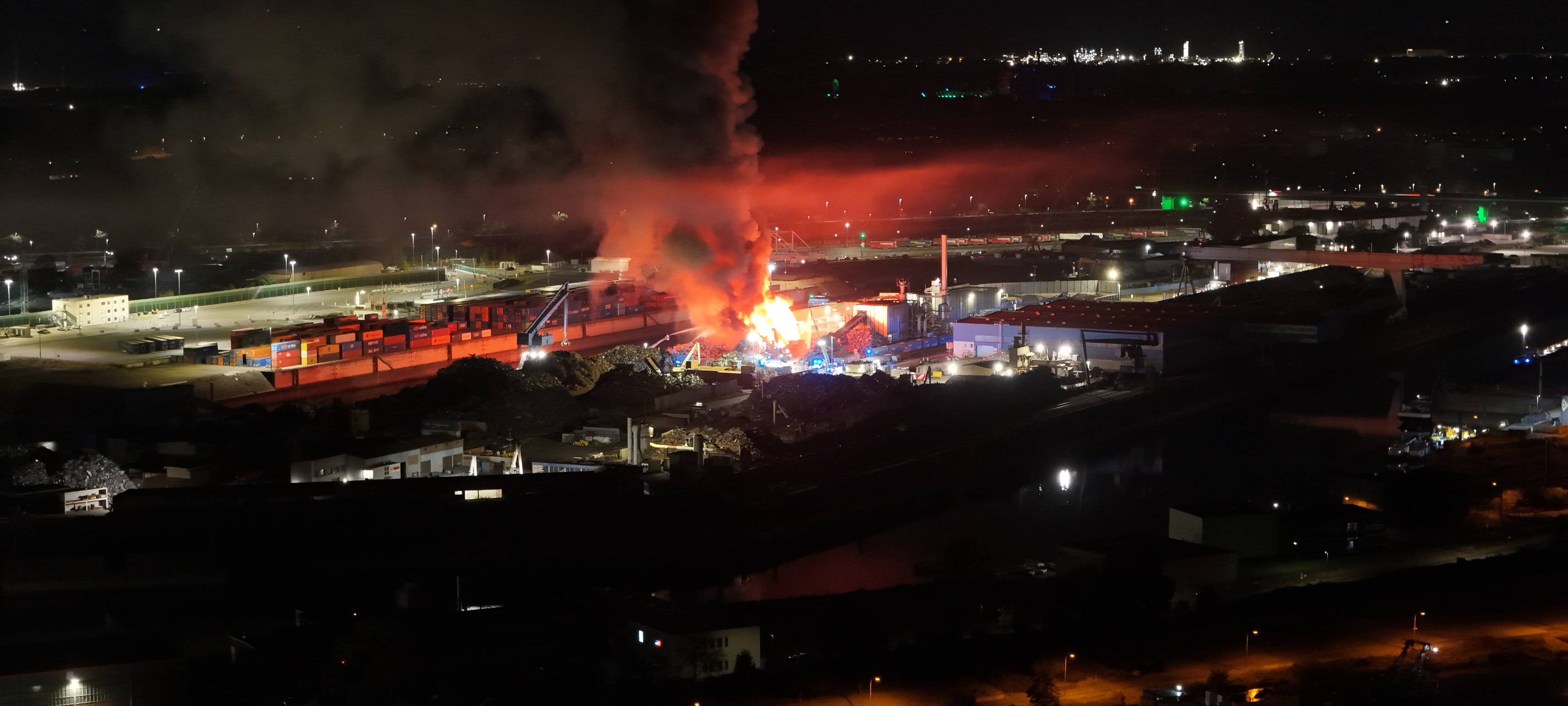 Feuerwehr Duisburg im Großeinsatz bei der Schrottinsel Ruhrort