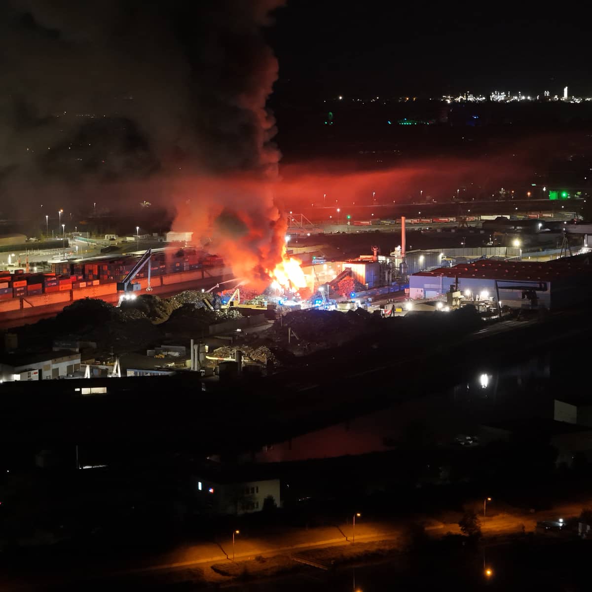 Feuerwehr Duisburg im Großeinsatz auf der Schrottinsel Ruhrort