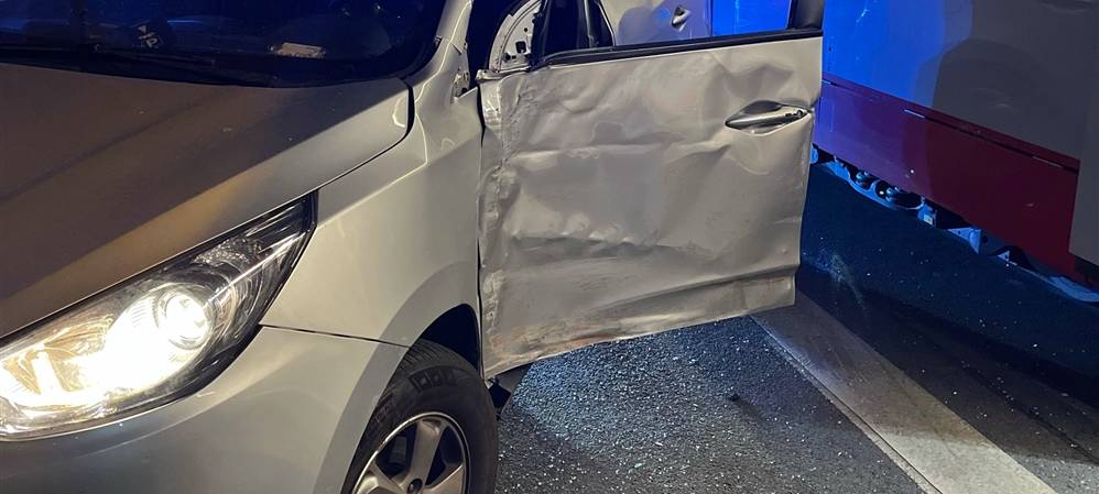 Duisburg-Hochfeld: Auto stößt mit 903 zusammen