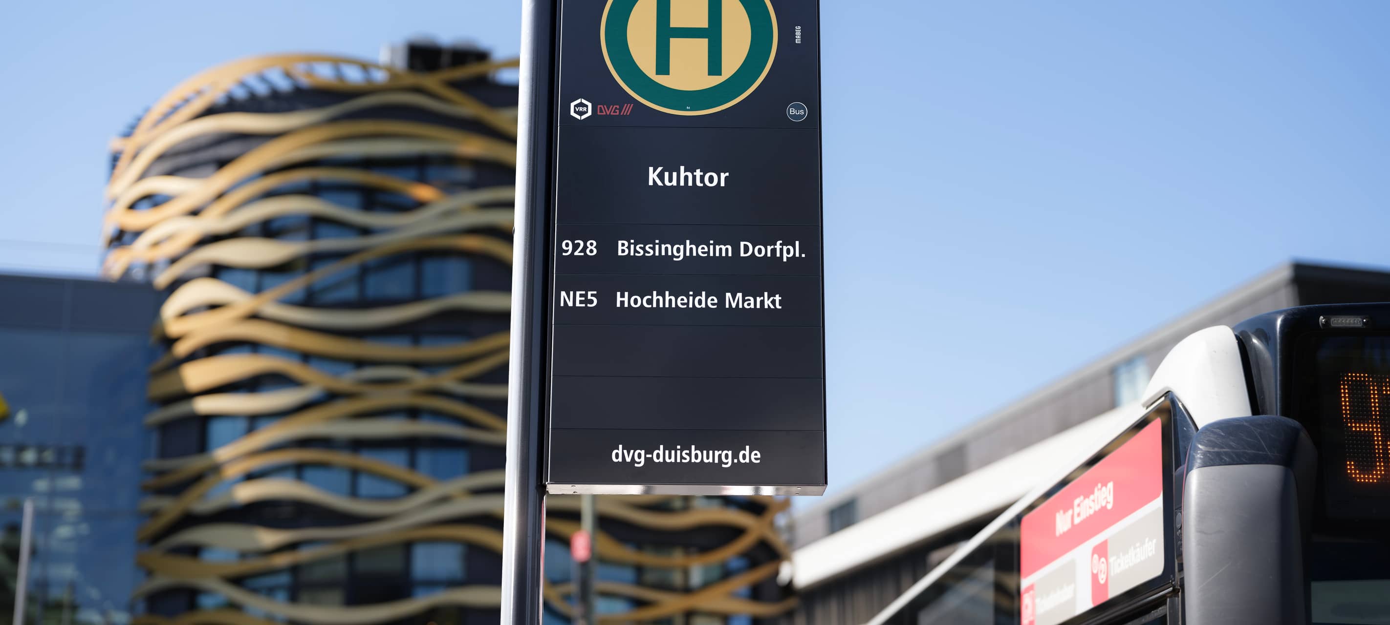 Duisburg: DVG tauscht 1.400 Haltestellenschilder aus